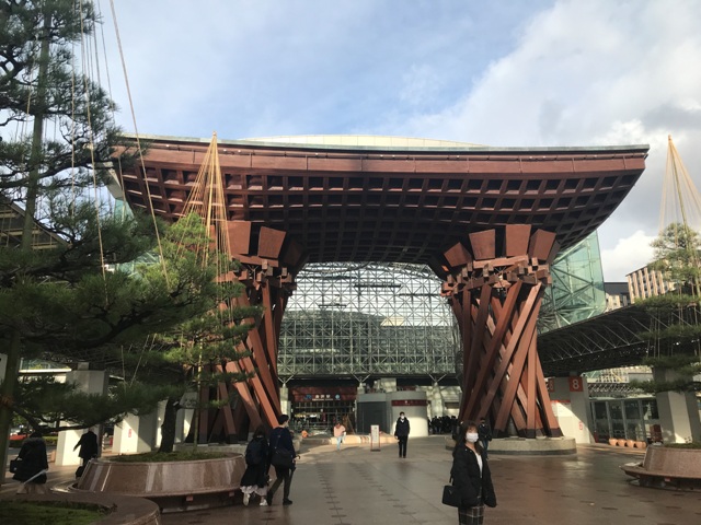 金沢駅東口　鼓門。朝の風景。