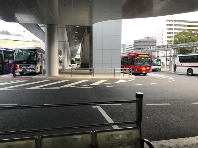 広島駅新幹線口　バス乗り場。赤いバスが「めいぷる～ぷ」号。レモンルートです。